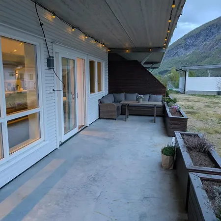 Appartamento Sentral Leiligheit Med Barnevennelig Uteomrade Stryn